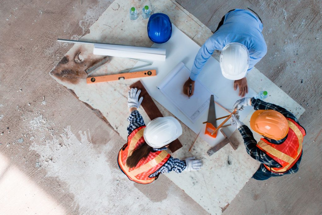 Ingenieros revisan un plano en una obra