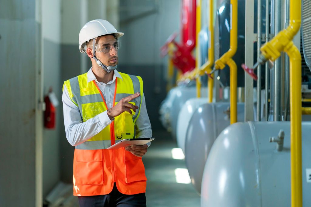 Técnico revisando tuberías